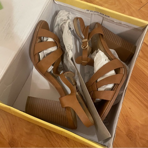 Strappy brown heels NIB - Picture 8 of 9